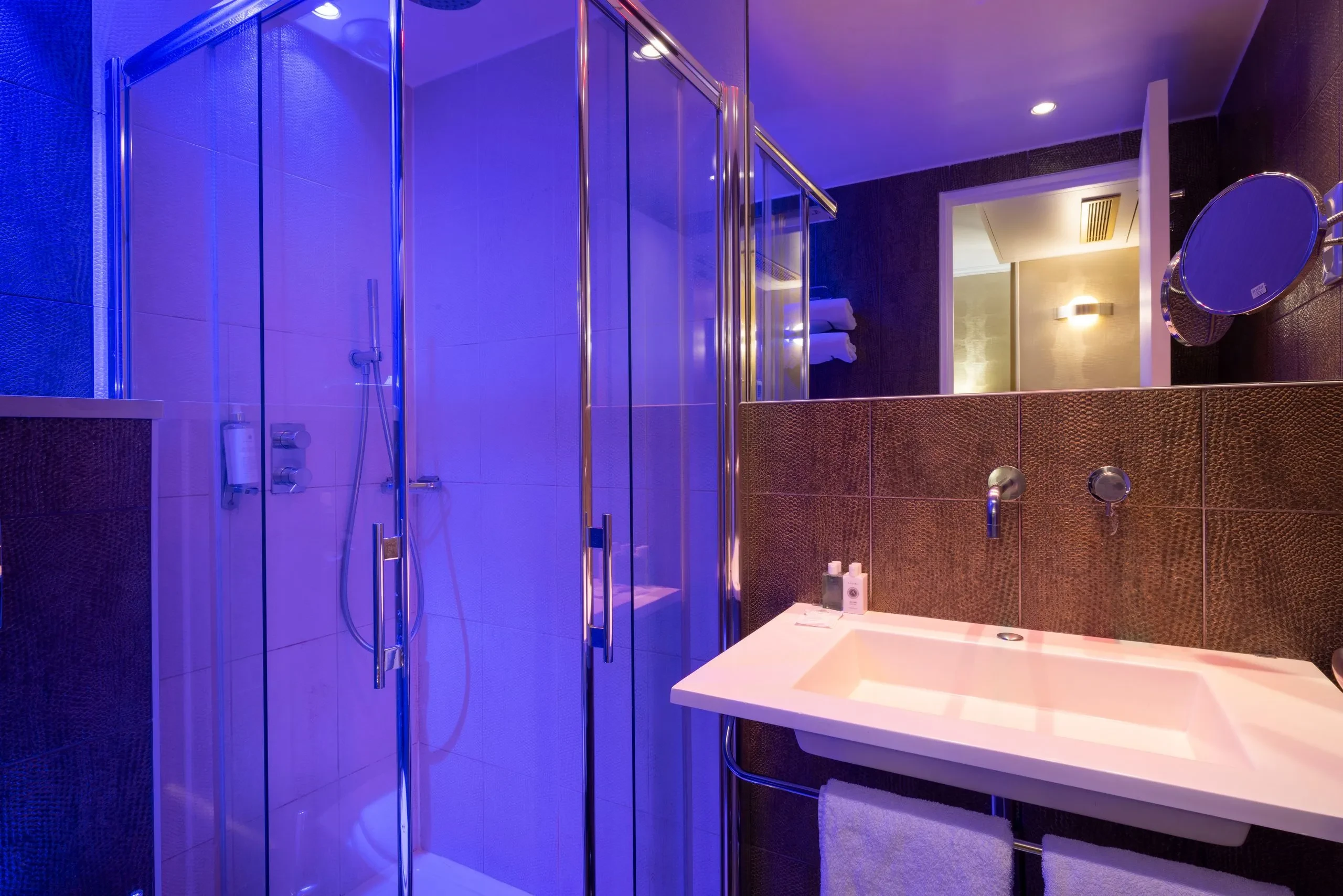 Salle de bain moderne avec éclairage bleu.