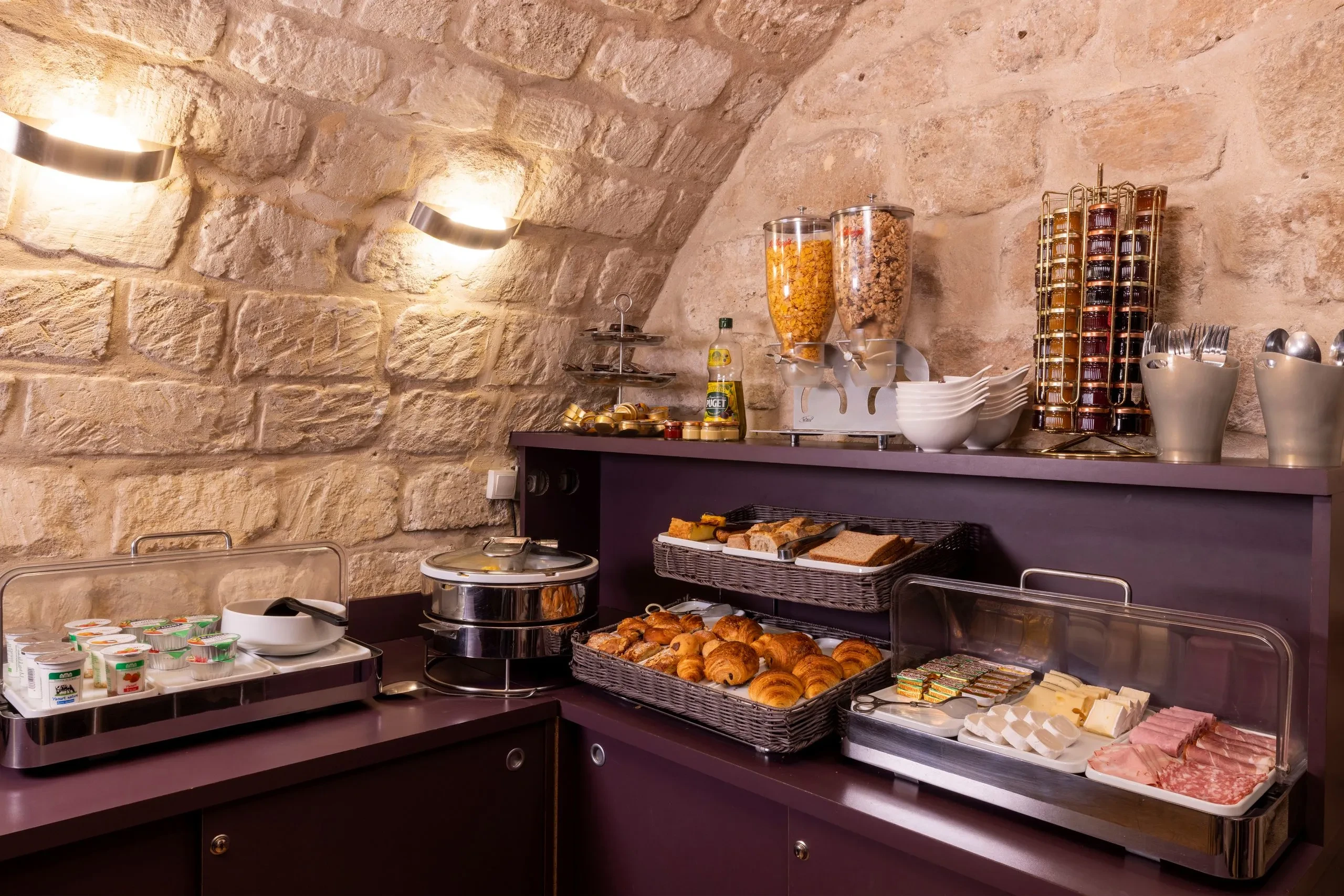 Buffet petit-déjeuner avec viennoiseries et céréales.