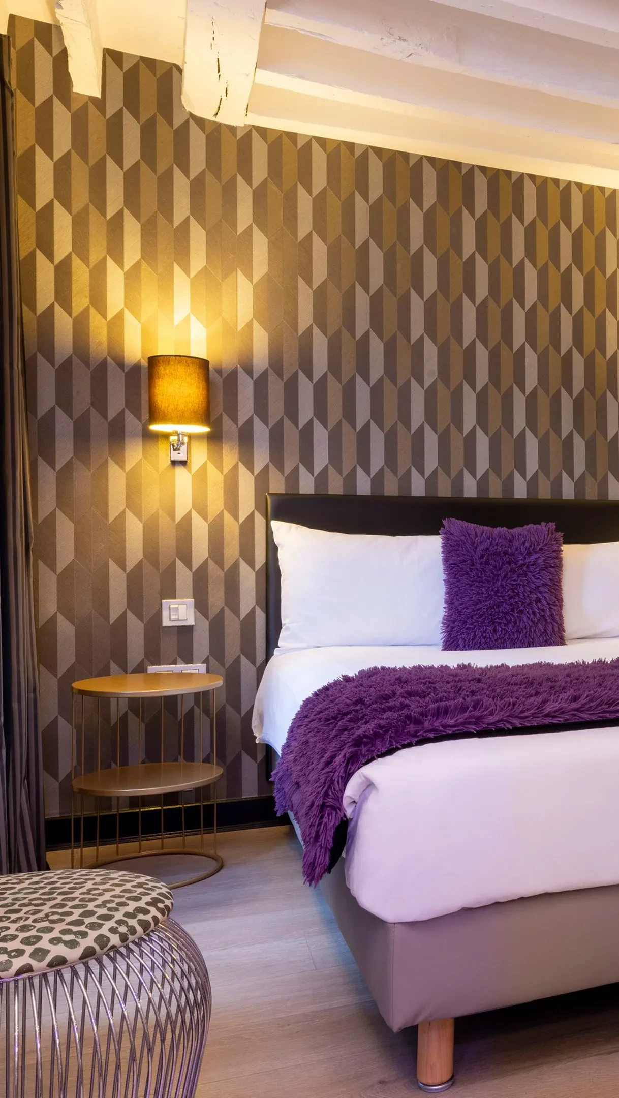 Chambre à coucher moderne avec déco violette.