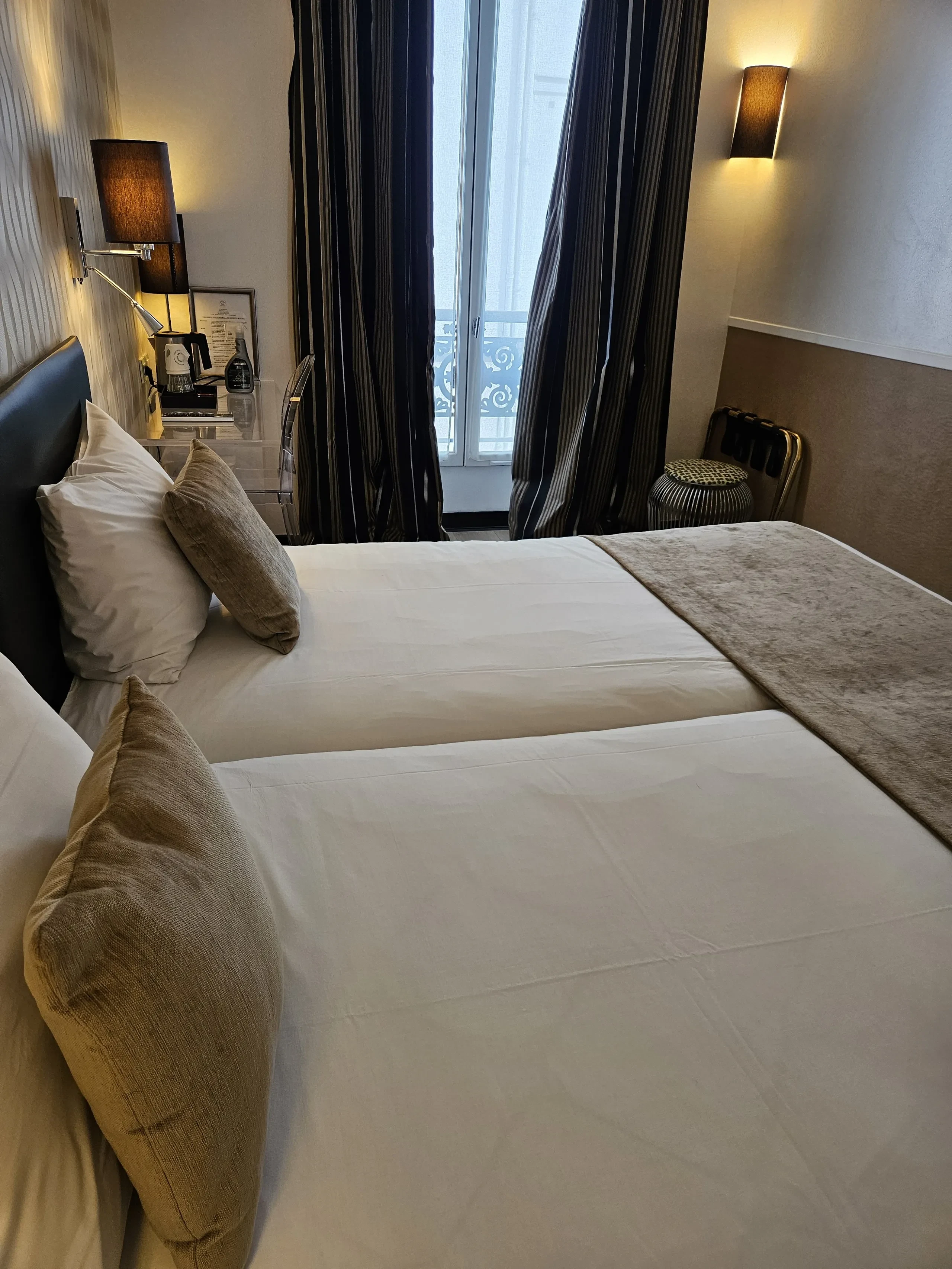 Chambre d'hôtel avec lit double et fenêtre.