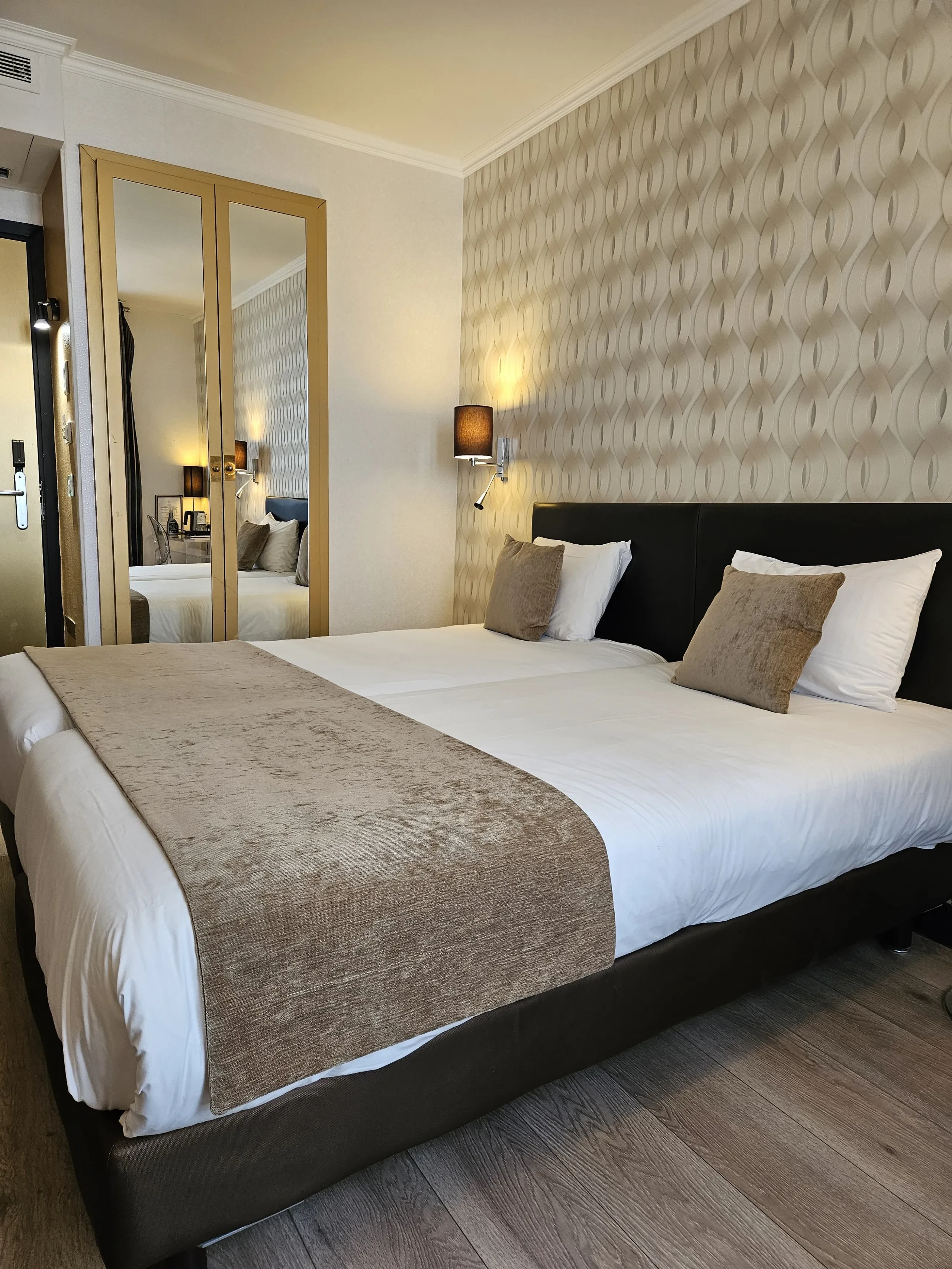 Chambre d'hôtel moderne avec lit double.