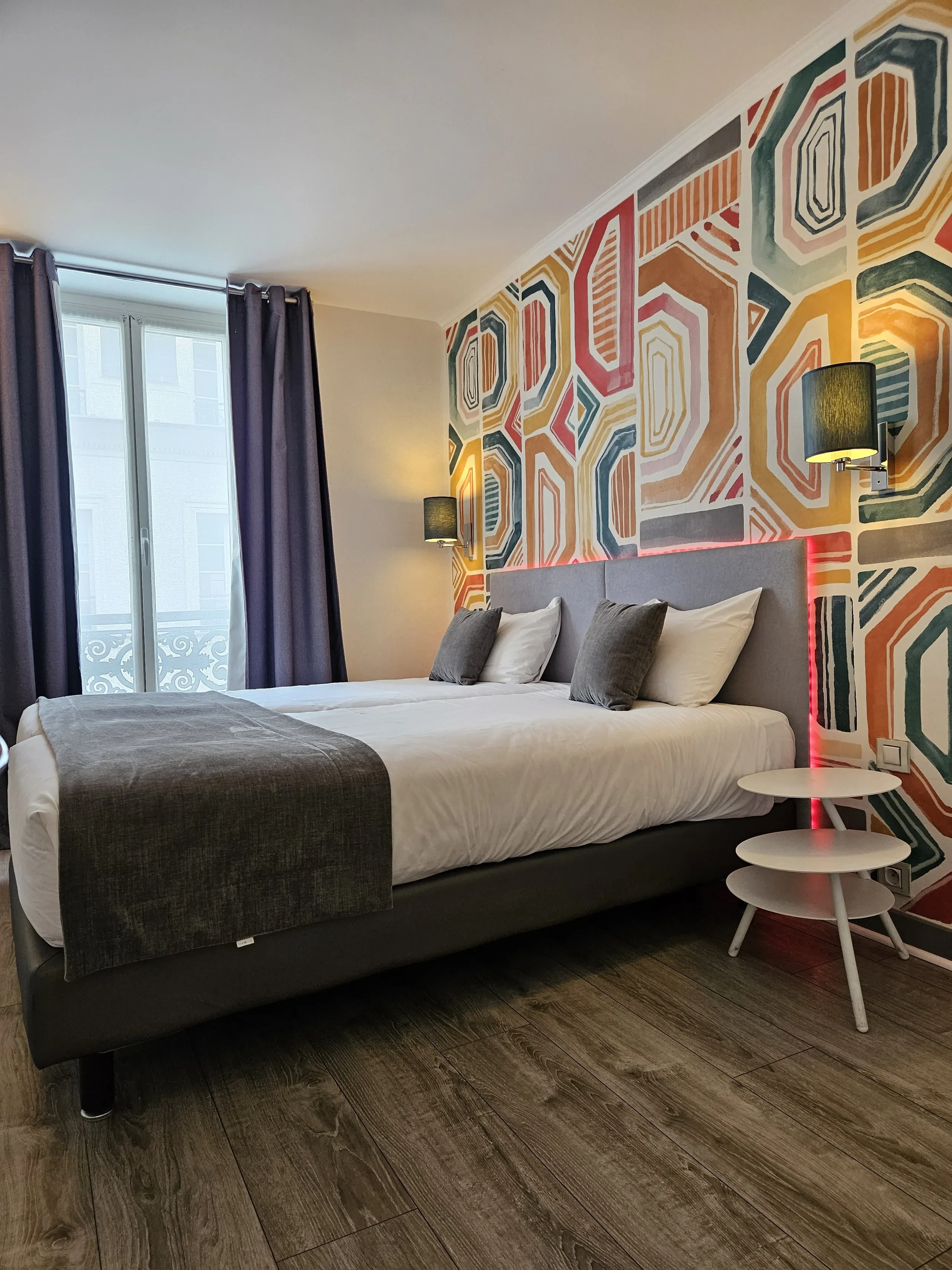 Chambre d'hôtel moderne avec décoration colorée.