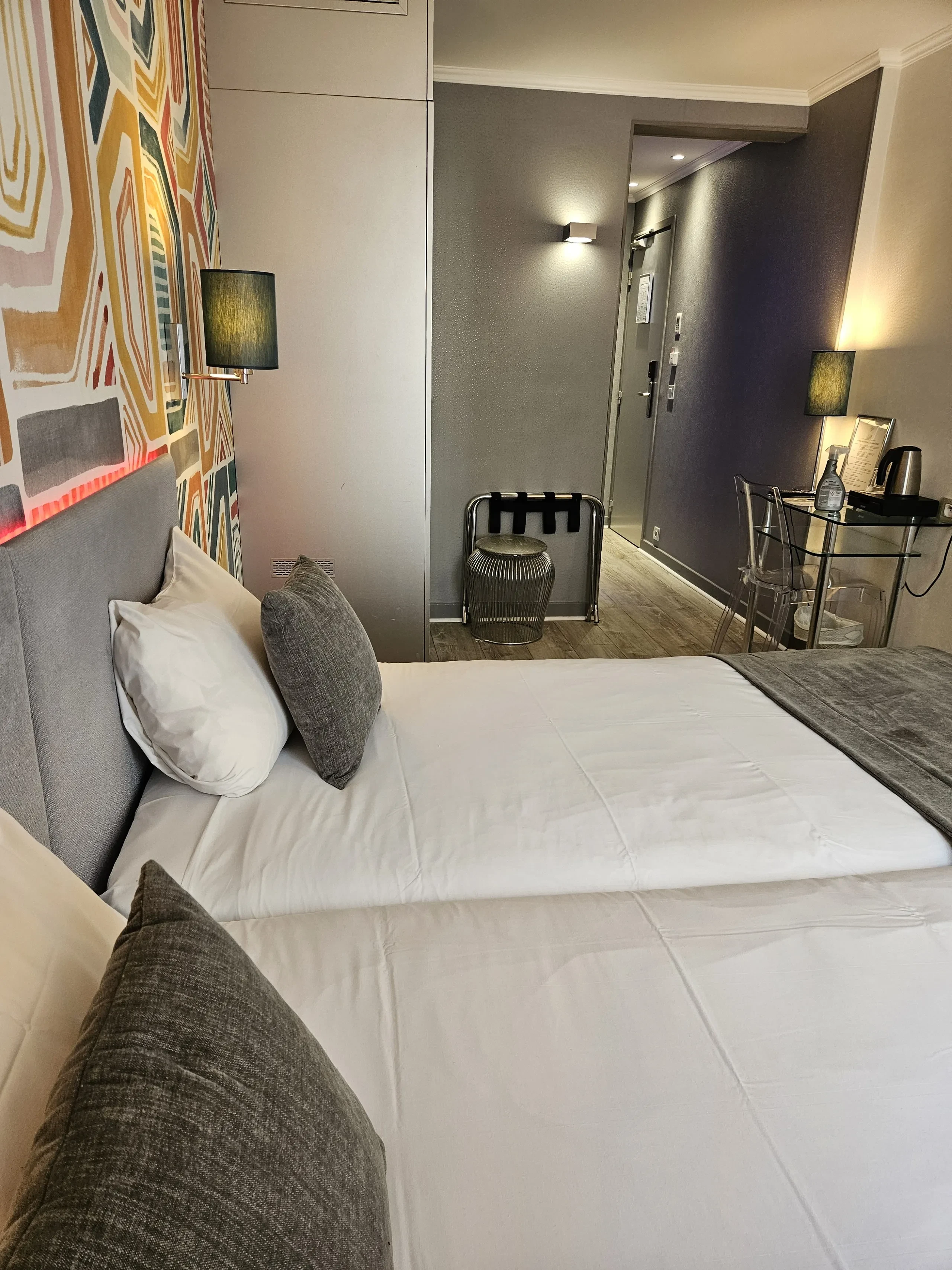 Chambre d'hôtel moderne avec deux lits.