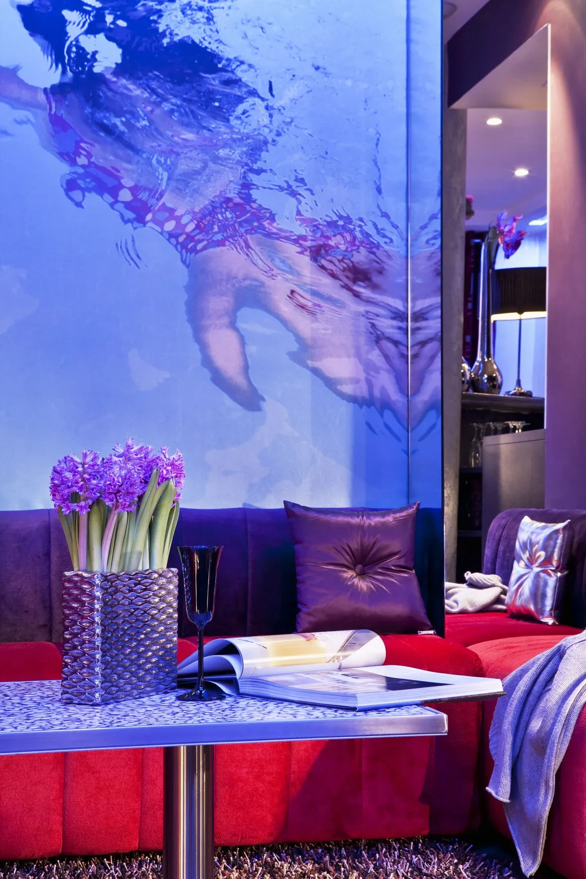 Salon moderne avec décor floral violet.