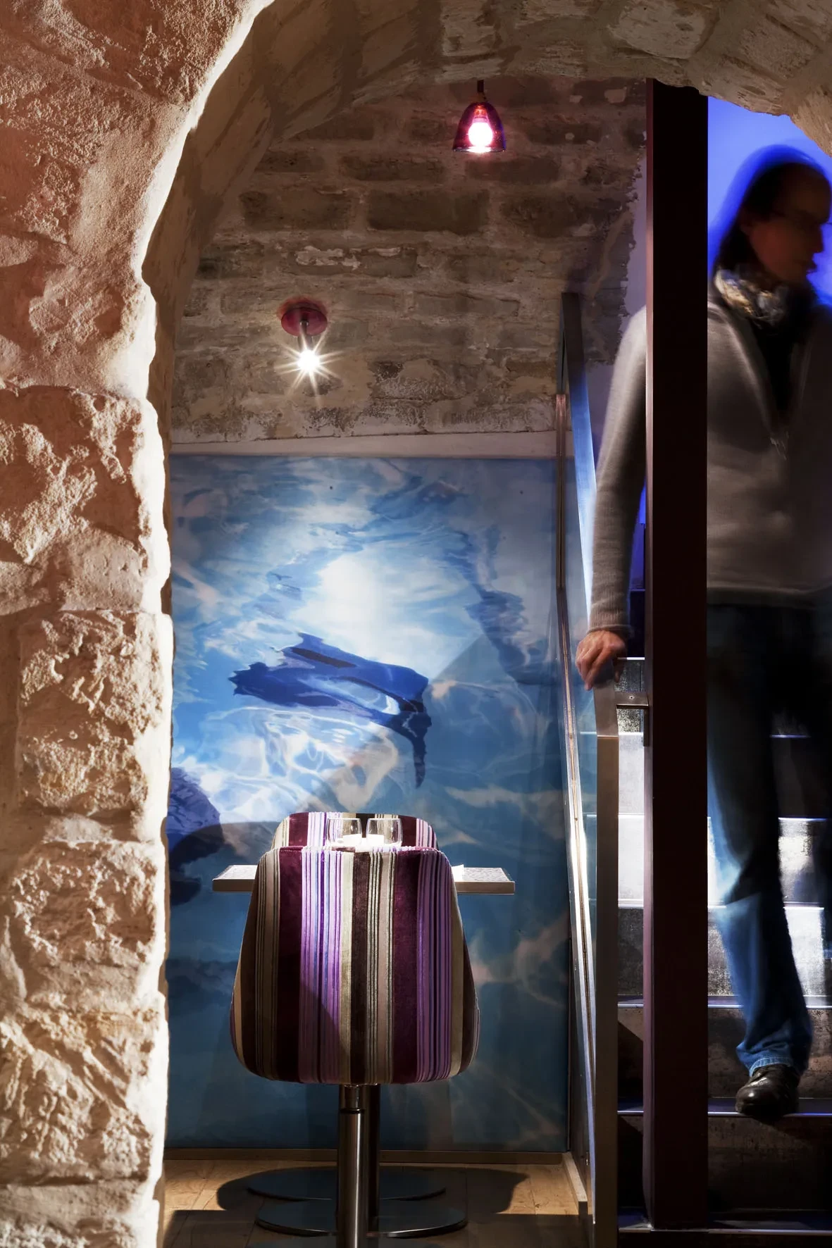 Personne descend un escalier dans un intérieur en pierre.