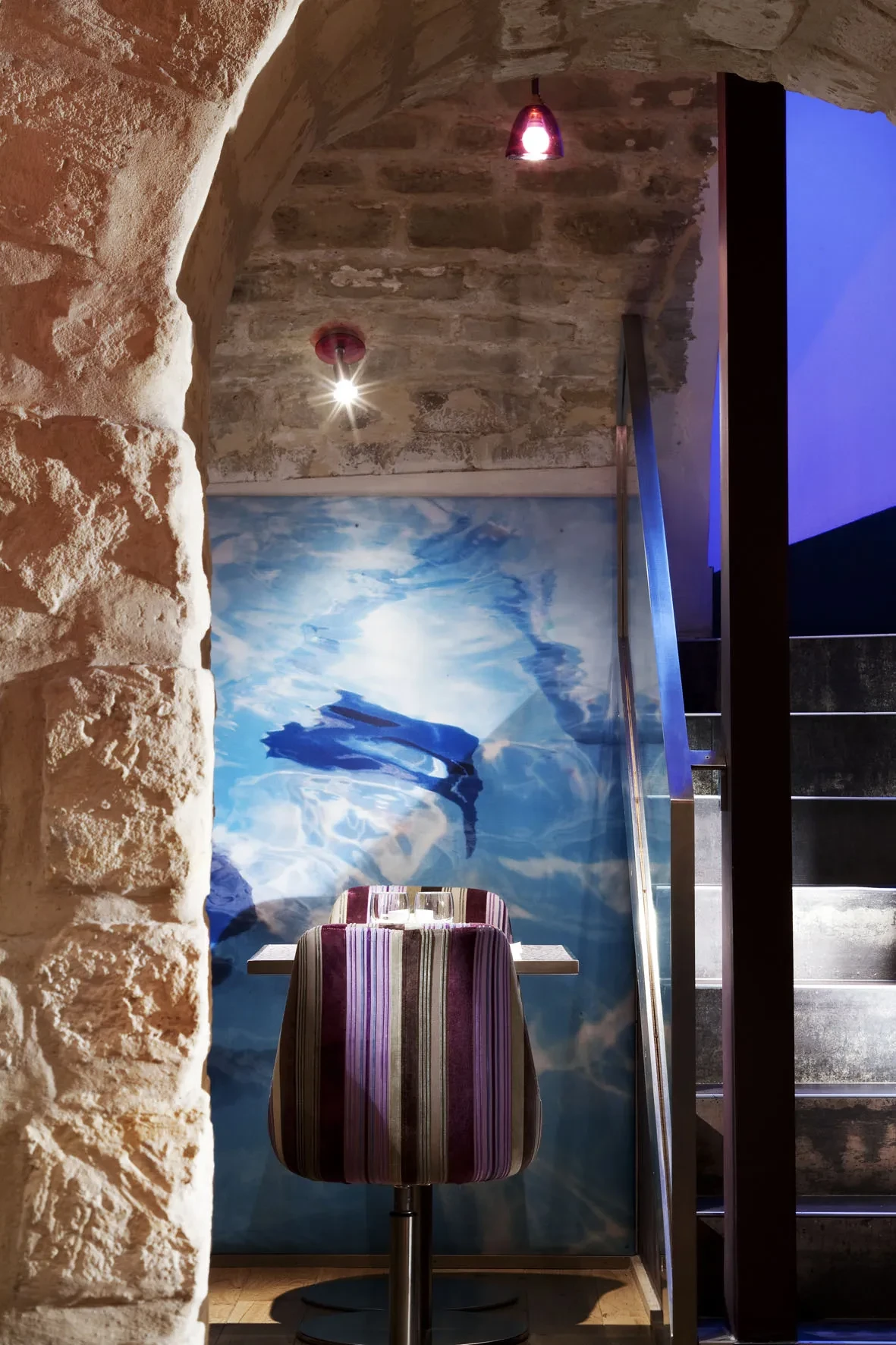 Intérieur douillet avec mur décoratif et éclairage subtil.