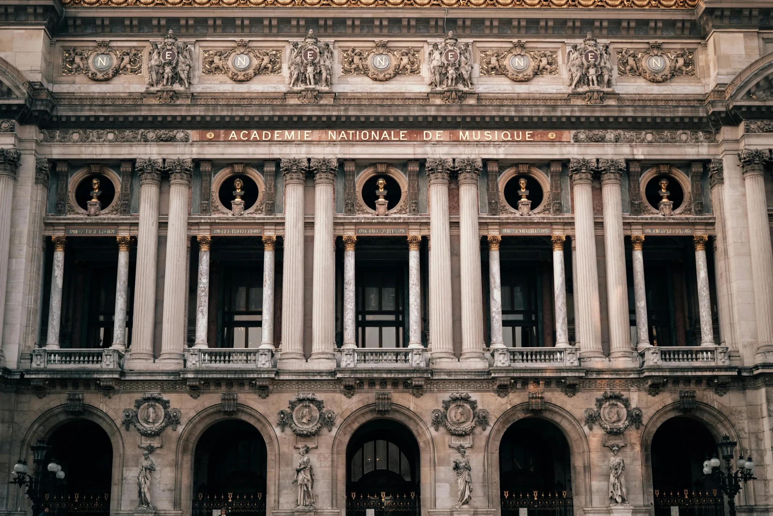 Façade de l'Opéra Garnier, Paris, architecture néoclassique.