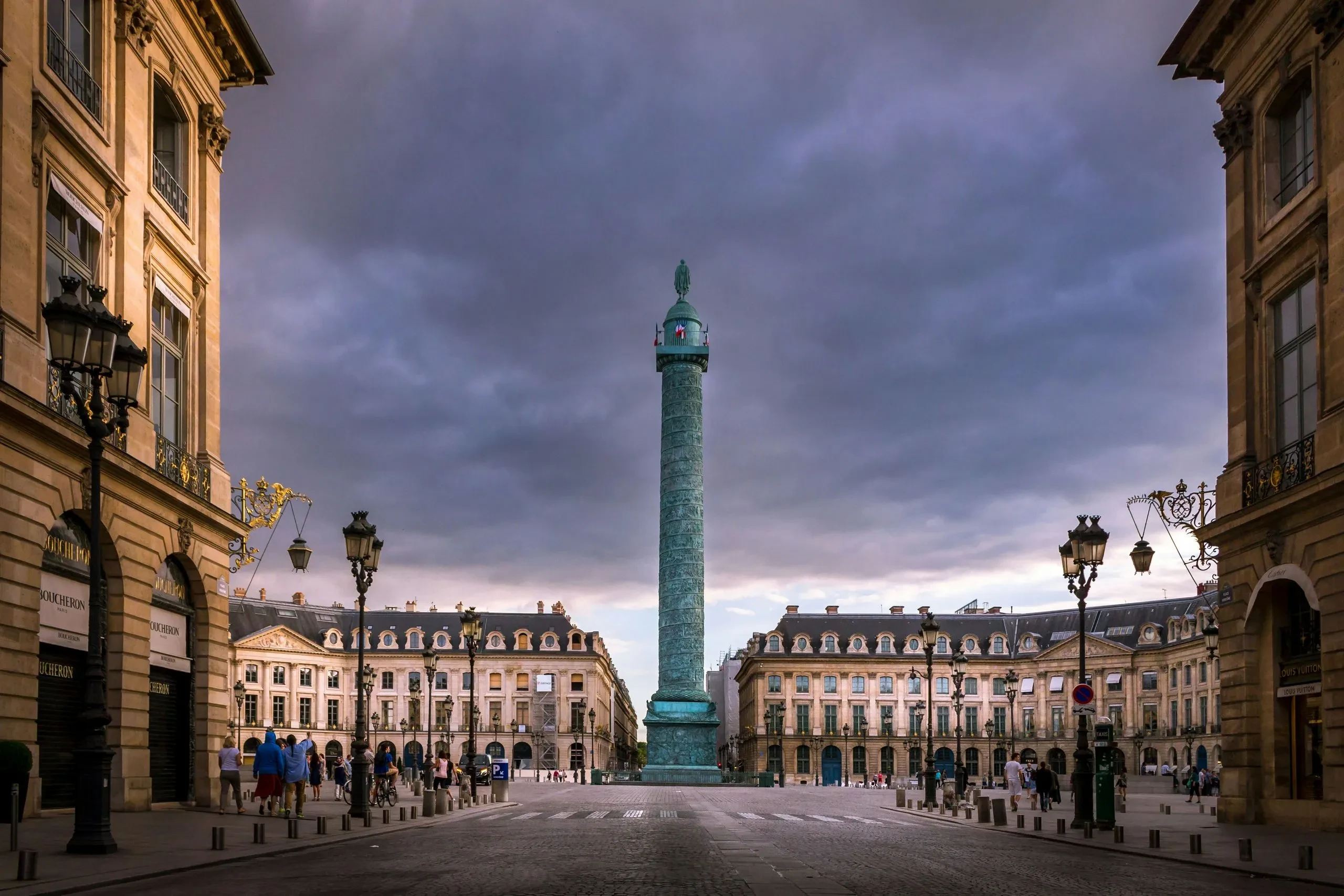 Place Vendôme à Paris avec colonne centrale.