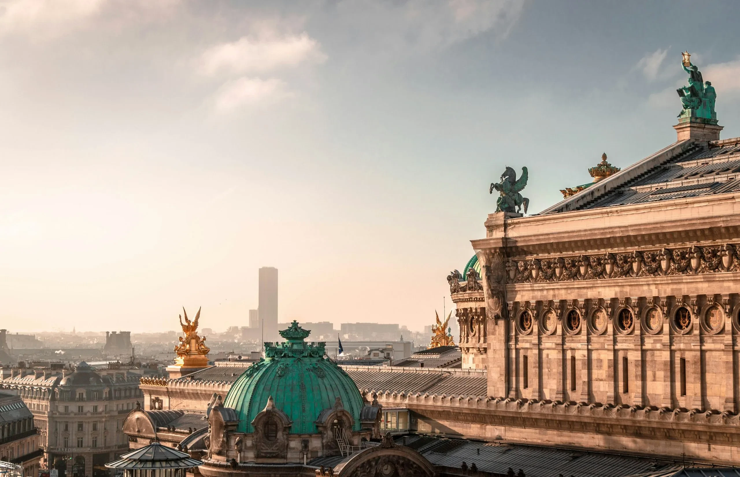Vue sur Paris depuis l'Opéra Garnier, ciel dégagé.