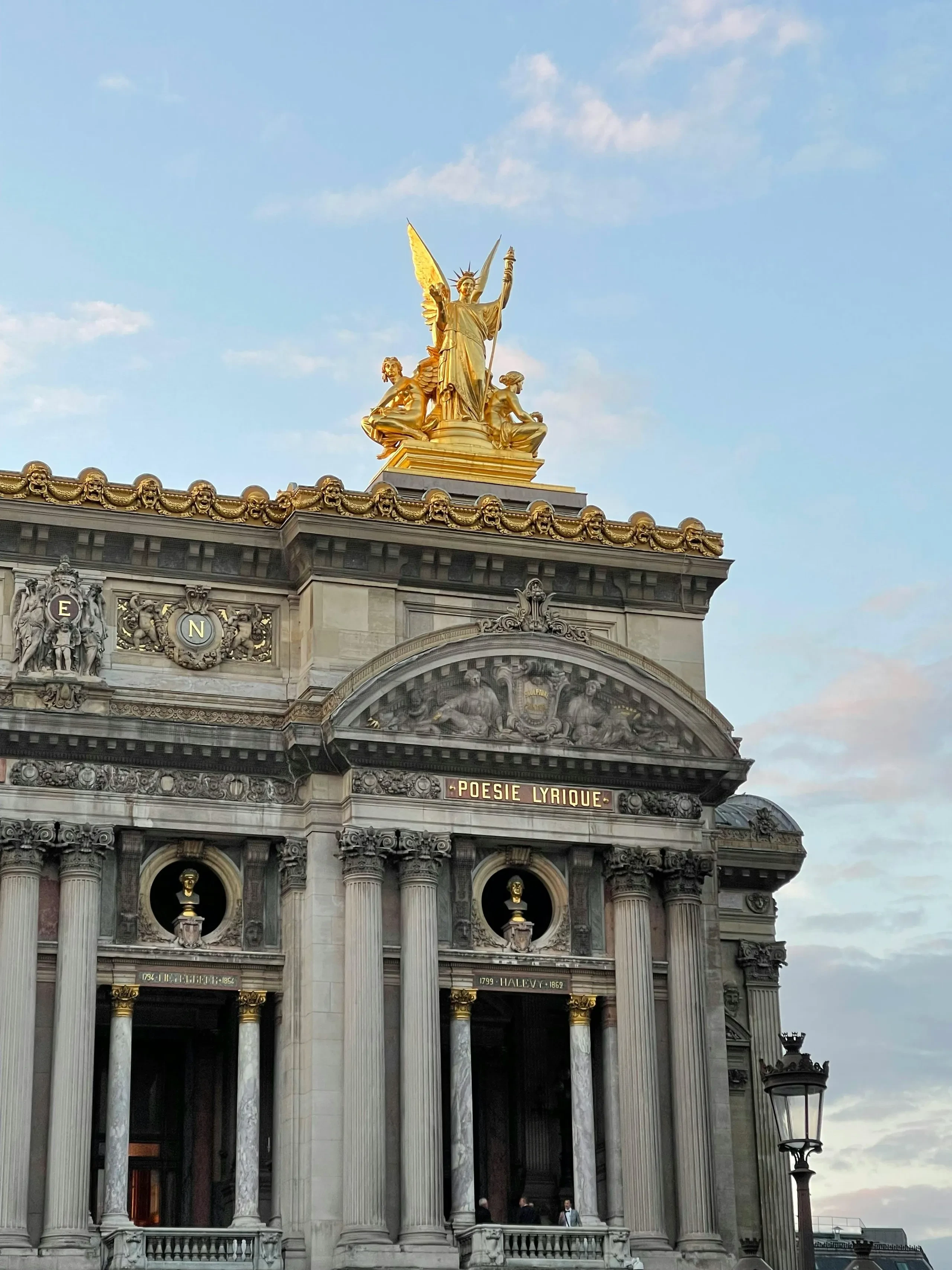 Façade de l'Opéra Garnier avec statue dorée.